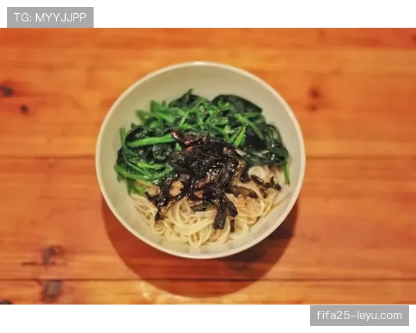 王励勤退役后住上海老洋房，每天五点起床打理院子，邻居说他买菜都用现金